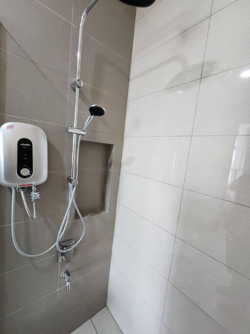 Pangsapuri Paradigm 3 Bedrooms Above Paradigm Mall For 8 Pax By Gdragon Johor Bahru